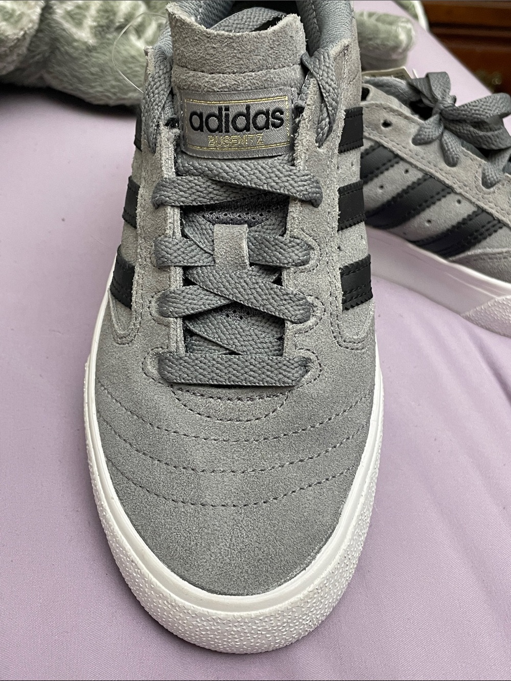 adidas youth big boys/men’s 4 women 5.5 Gray Suede Sneakers with Black Stripes - Picture 3 of 13